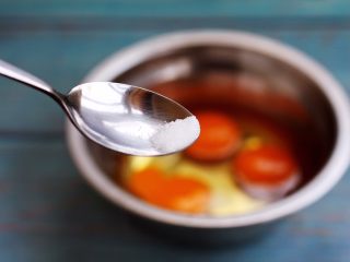 5、雪虾鸡蛋饼 （宝宝补钙佳品）,加入2g左右的盐。