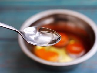 6、雪虾鸡蛋饼 （宝宝补钙佳品）,加入2g左右的白醋。