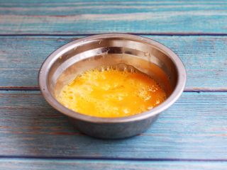 7、雪虾鸡蛋饼 （宝宝补钙佳品）,将鸡蛋打散。