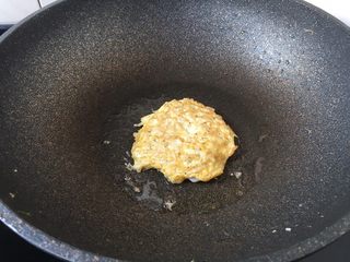 10、雪虾鸡蛋饼 （宝宝补钙佳品）,旺火置锅，锅烧热，放入1小勺的食用油，用油把锅润一下，放入1大汤勺的雪虾鸡蛋液。
