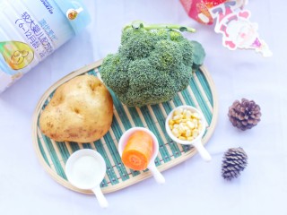 1、西兰花土豆泥版的圣诞花环,① 土豆1个&nbsp; ②西兰花1个 ③奶粉30g ④玉米粒适量 ⑤胡萝卜1截