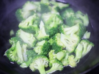 3、西兰花土豆泥版的圣诞花环,蒸土豆的同时将西兰花盐水浸泡洗干净切成小朵。锅中水开后放适量盐，西兰花焯水变绿后迅速捞起放凉开水中备用。