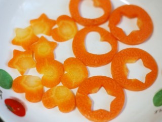 4、西兰花土豆泥版的圣诞花环,胡萝卜切片后用模具压出形状，焯水备用。