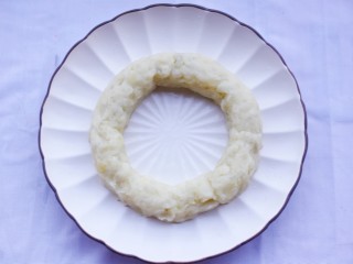 6、西兰花土豆泥版的圣诞花环,将处理好的土豆揉成圆环铺在盘上。