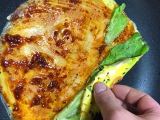 7、早餐鸡蛋饼,然后再翻过来刷上自己喜欢吃的酱，放生菜，卷起即可