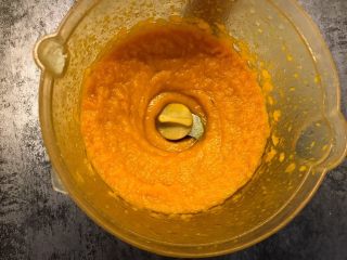 3、南瓜造型馒头,用勺子取出南瓜肉放入料理机或辅食机打成泥