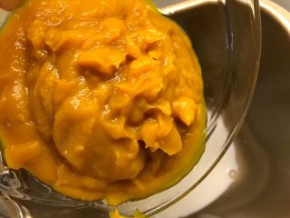 5、南瓜造型馒头,加入南瓜泥