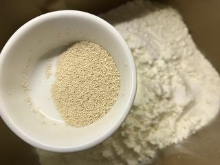 7、南瓜造型馒头,酵母和细砂糖对角放，按揉面模式