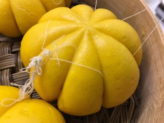 15、南瓜造型馒头,蒸好后剪去棉线