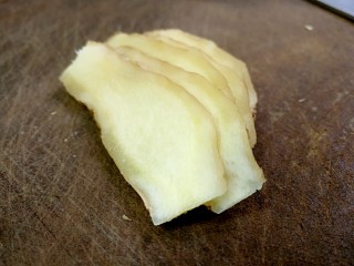 4、豆腐鲫鱼汤,生姜切片。