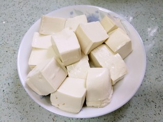 6、豆腐鲫鱼汤,豆腐切小块。
