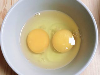 5、芙蓉鲜蔬汤,鸡蛋打入碗中，入锅前再打散即可。