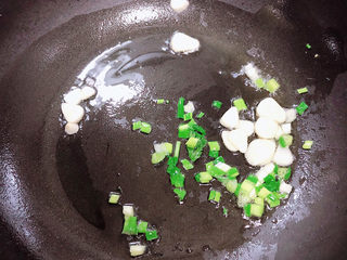 8、芙蓉鲜蔬汤,放入葱蒜爆香。