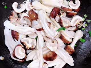 9、芙蓉鲜蔬汤,放入松茸翻炒均匀。