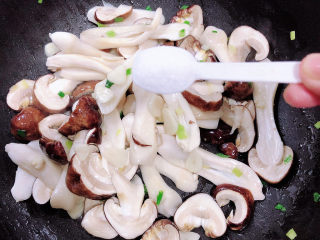 10、芙蓉鲜蔬汤,加入盐，翻炒均匀。