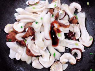 11、芙蓉鲜蔬汤,再加入蚝油和鸡精，翻炒均匀。