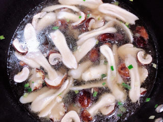 12、芙蓉鲜蔬汤,倒入1000ml水，烧开锅慢炖菌汤。