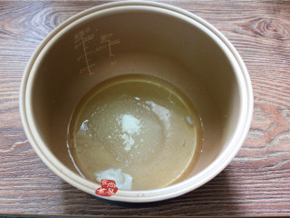 2、芝麻核桃酥,猪油放入盆中加热融化，加入糖粉、盐；