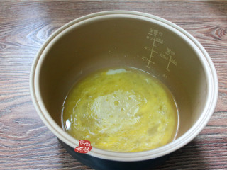 4、芝麻核桃酥,搅拌均匀蛋液；