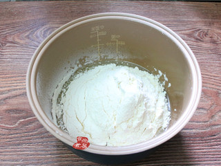 5、芝麻核桃酥,筛入低筋面粉后，加上泡打粉；