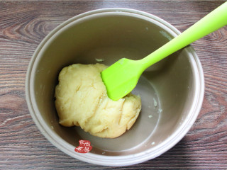 6、芝麻核桃酥,用硅胶刮刀拌匀；