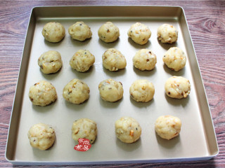 10、芝麻核桃酥,把揉好的面团分成若干个小圆球，每个约重35克左右，，排列在不粘烤盘里；