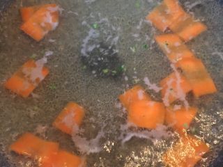 10、虾仁西兰花,捞出后萝卜片焯水