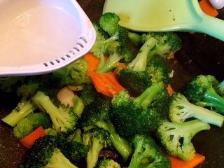 15、虾仁西兰花,放入50毫升高汤和1克盐翻炒