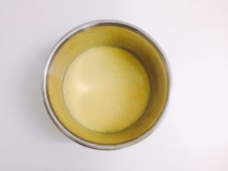 3、奥利奥咸奶油蛋糕卷,将蛋黄打散，然后依次加入水（牛奶）和植物油，搅打均匀，完成乳化。