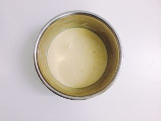 4、奥利奥咸奶油蛋糕卷,往蛋黄糊中晒入低筋面粉，搅拌至无颗粒状态。