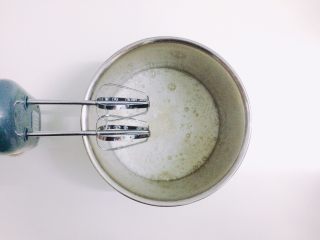 6、奥利奥咸奶油蛋糕卷,打至大气泡出现时（图片拍得早了一点点），加入三分之一的砂糖。