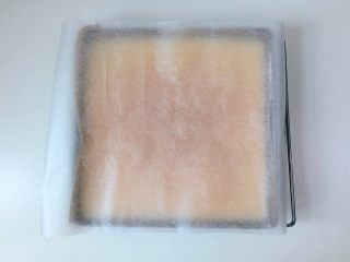 12、奥利奥咸奶油蛋糕卷,然后在顶端盖上一张比烤盘稍大的油纸。