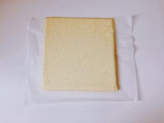 13、奥利奥咸奶油蛋糕卷,将烤盘倒扣，小心撕掉原来那张油布（油纸），在蛋糕上盖上一层保鲜膜，确保蛋糕体水分不会流失，然后晾凉，斜切掉边缘。