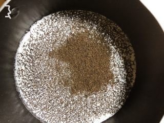 1、纯享红茶奶油蛋糕,牛奶加红茶粉煮沸即离火，茶渣可以保留，红茶牛奶➕茶渣一起取40g