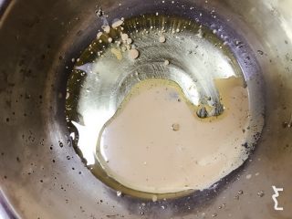 2、纯享红茶奶油蛋糕,红茶牛奶与油混合，这一步要多搅一下，有茶渣不容易乳化