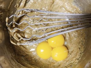 4、纯享红茶奶油蛋糕,打入3个蛋黄拌匀