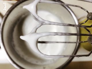 5、纯享红茶奶油蛋糕,预热烤箱150度，50g糖分三次加入蛋白中，打发蛋白至小弯钩状