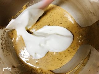 6、纯享红茶奶油蛋糕,取1/3蛋白与蛋黄糊混合，翻拌均匀。这一步和下一步挺关键，混合不均匀会引起凹低、塌陷等一系列问题