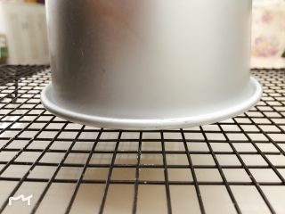 8、纯享红茶奶油蛋糕,出炉立即倒扣，一定要自然冷却久一点，不要着急脱模，过夜再脱都可以