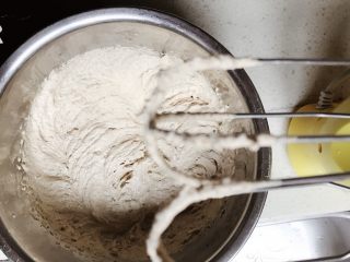 10、纯享红茶奶油蛋糕,红茶奶油加糖打发至有清晰纹路，有茶渣的奶油会打发得比较快，注意别打过了