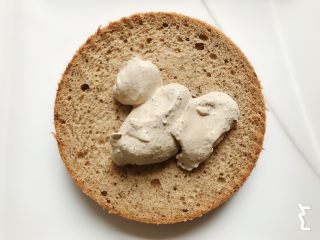 12、纯享红茶奶油蛋糕,蛋糕均匀分成三片，逐层抹上红茶奶油