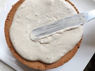 13、纯享红茶奶油蛋糕,最后顶上的奶油留多一点，用小抹刀慢慢抹开，做滴落的效果，如果太稠了可以适当加点未打发的淡奶油调节一下，太稀了也会挂不住