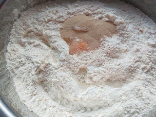 2、五香葱油肉饼,面粉500克，加入一个鸭蛋，加入20白糖，适量盐。