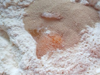 3、五香葱油肉饼,加几滴白醋。