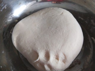 5、五香葱油肉饼,合好的面团40分钟左右就发好了。