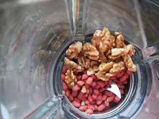 6、五香葱油肉饼,这会我用核桃，花生打成糊配肉饼吃