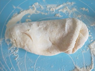 8、五香葱油肉饼,在反复揉搓排气。