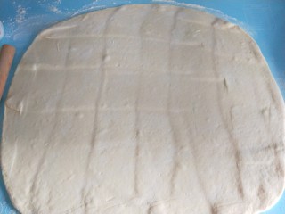 9、五香葱油肉饼,擀成大面片。