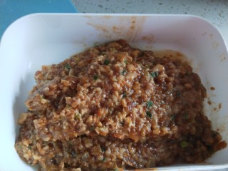 10、五香葱油肉饼,提前调好的肉馅，我用花椒油，酱油，五香粉，鸡粉，生抽，老抽，盐，姜末，葱末，搅拌均匀。