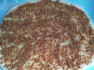 11、五香葱油肉饼,把肉馅铺在面片上。